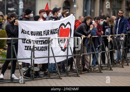 Erfurt, Deutschland. Mai 2021. Gegendemonstranten stehen neben der Kundgebung der rechtsextremen Gruppe "Neue Stärke Erfurt" auf dem Erfurter Domplatz. Quelle: Michael Reichel/dpa/Alamy Live News Stockfoto