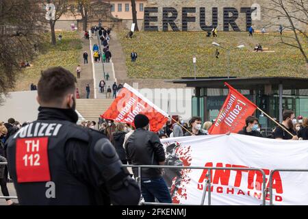 Erfurt, Deutschland. Mai 2021. Gegendemonstranten stehen neben der Kundgebung der rechtsextremen Gruppe "Neue Stärke Erfurt" auf dem Erfurter Domplatz. Quelle: Michael Reichel/dpa/Alamy Live News Stockfoto