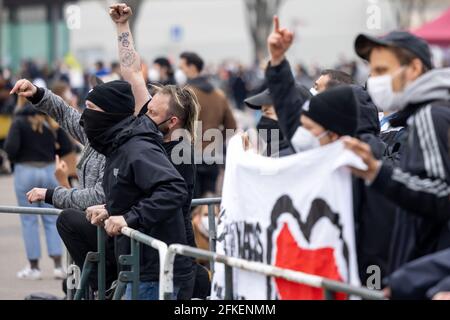 Erfurt, Deutschland. Mai 2021. Gegendemonstranten stehen neben der Kundgebung der rechtsextremen Gruppe "Neue Stärke Erfurt" auf dem Erfurter Domplatz. Quelle: Michael Reichel/dpa/Alamy Live News Stockfoto