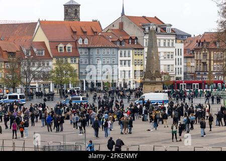 Erfurt, Deutschland. Mai 2021. Gegendemonstranten stehen gegenüber der Kundgebung der rechtsextremen Gruppe "Neue Stärke Erfurt" auf dem Erfurter Domplatz. Quelle: Michael Reichel/dpa/Alamy Live News Stockfoto