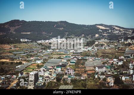 Panoramalandschaft, Dalat, Langbian Plateau, Vietnam Central Highland Region. Gemüsefelder, viele Häuser, Architektur, Ackerland, Gewächshaus Stockfoto