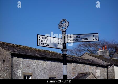 Black & White Cast Iron Road Schild aus den 50er/60er Jahren im Dorf Malham im Yorkshire Dales National Park, England, Großbritannien. Stockfoto