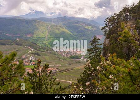 Landschaft des Cembra-Tals vom Berg Corona in Trentino-Südtirol, Norditalien, Europa. Der Monte Corona ist ein 1,035 Meter hoher Berg im Val di CE Stockfoto