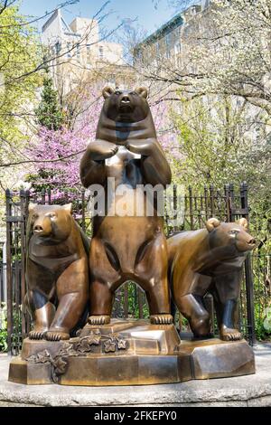 Die Statue der Gruppe der Bären ist wunderschön im Springtime, Central Park, NYC Stockfoto