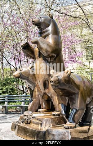 Die Statue der Gruppe der Bären ist wunderschön im Springtime, Central Park, NYC Stockfoto