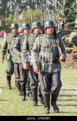 Nachinszenierung, Nachinszenierung der marschierenden Soldaten der deutschen Armee aus dem Zweiten Weltkrieg. Bohrer. Infanteristen der deutschen Wehrmacht. Einheitlich. Das Heer Living Soc. Stockfoto