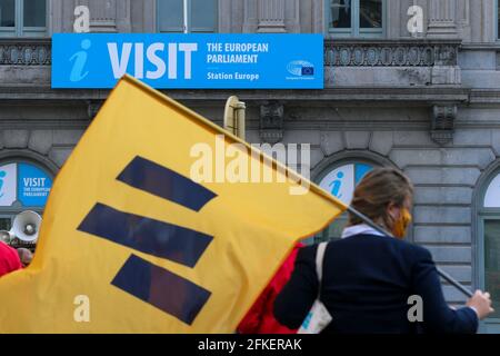 Die Abbildung zeigt die Aktion „Kampf um 14“ der belgischen sozialistischen Gewerkschaften ABVV/FGTB und der niederländischen FNV, die einen höheren Mindestlohn in Euro fordern Stockfoto