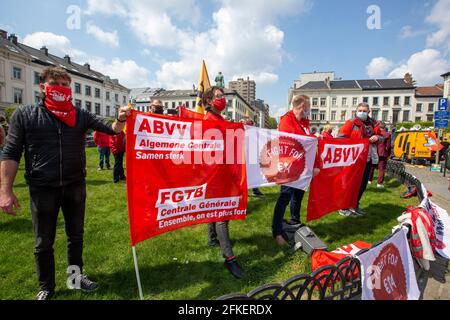 Die Abbildung zeigt die Aktion „Kampf um 14“ der belgischen sozialistischen Gewerkschaften ABVV/FGTB und der niederländischen FNV, die einen höheren Mindestlohn in Euro fordern Stockfoto