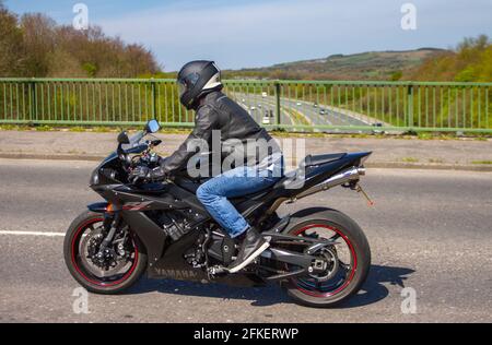 2005 Yamaha YZF-R1; Motorradfahrer; zweirädriger Transport, Motorräder, Fahrzeug, Straßen, Motorräder, Motorradfahrer fahren in Chorley, Großbritannien Stockfoto