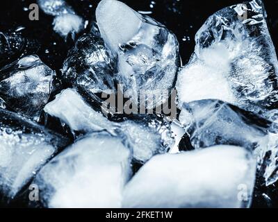 Eiswürfel auf schwarzem dunklen Hintergrund, viel Nahaufnahme. Stockfoto
