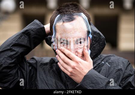 Turin, Italien. 01 Mai 2021. Ein Demonstranten trägt eine Maske, die den italienischen Premierminister Mario Draghi während einer Kundgebung am 1. Mai (auch bekannt als Internationaler Arbeitertag oder Tag der Arbeit) darstellt. Der 1. Mai findet jedes Jahr am 1. Mai statt und wird zum Zeichen des Kampfes für die Arbeitnehmerrechte in der ganzen Welt verwendet. Kredit: Nicolò Campo/Alamy Live Nachrichten Stockfoto