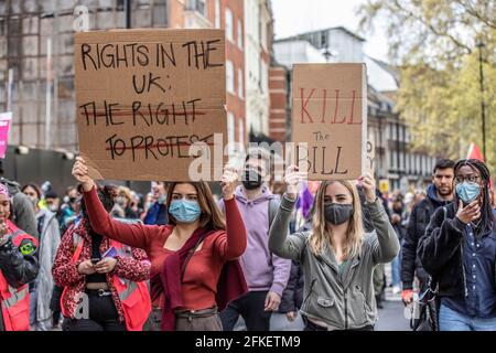 Tausende von Demonstranten sind durch das Zentrum Londons gegen die neue Polizei-, Kriminalitäts-, Verurteilungs- und Gerichtsvorlage, London, England und Großbritannien, marschiert Stockfoto