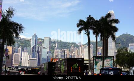 Hongkong - 25. Juni 2016: Vielbefahrene Straße mit Verkehr in Hongkong, Tsim Sha Tsui Star Ferry Pier, illustratives Editorial Stockfoto