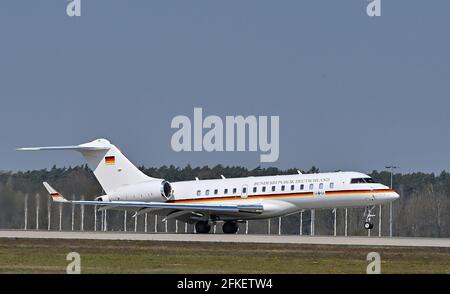 28. April 2021, Brandenburg, Schönefeld: Ein Regierungsflugzeug nähert sich der südlichen Start- und Landebahn des Flughafens Berlin Brandenburg BER der Hauptstadt. Foto: Patrick Pleul/dpa-Zentralbild/ZB Stockfoto