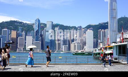 Hongkong - 25. Juni 2016: Chinesische Touristen gehen auf der Kow Loon Promenade in Hongkong, sonniges warmes Wetter, Reisekonzept, Tourismus in Asien, selektiv Stockfoto