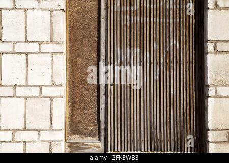 Foto eines verlassenen Hauses mit Brettern Stockfoto