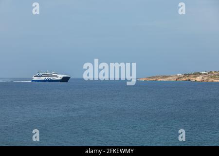 Parikia, Insel Paros, Griechenland - 28. September 2020: Blick auf den Hafen von Paros. Passagierfähre ab Hafen. Stockfoto