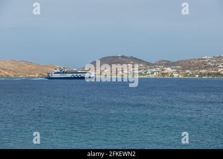 Parikia, Insel Paros, Griechenland - 28. September 2020: Blick auf den Hafen von Paros. Passagierfähre ab Hafen. Stockfoto