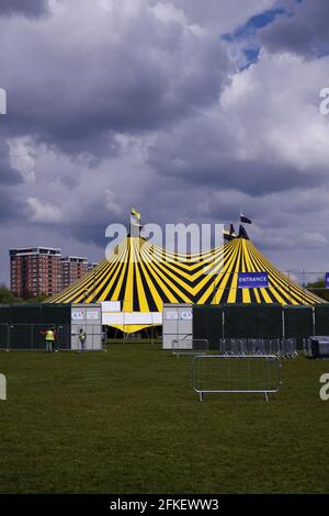 Liverpool, Großbritannien. Mai 2021. Die letzten Vorbereitungen für ein Live-Konzert im Sefton Park am 2. Mai laufen, bei dem das Publikum nicht sozial distanziert sein muss. Die Teilnehmer müssen vor der Einreise und live in der Liverpool City Region einen Coronavirus-Negativtest nachweisen. Forscher vor Ort werden die Bewegung und das Verhalten der 5,000 starken Ausverkaufs-Menge untersuchen. Nach der Veranstaltung werden sie auch aufgefordert, einen Test zu machen, da Minister und Wissenschaftler die Sicherheit von Außenbereichen für Massen von Menschen ohne Gesichtsmasken beurteilen wollen. Kredit: ken biggs/Alamy Live Nachrichten Stockfoto