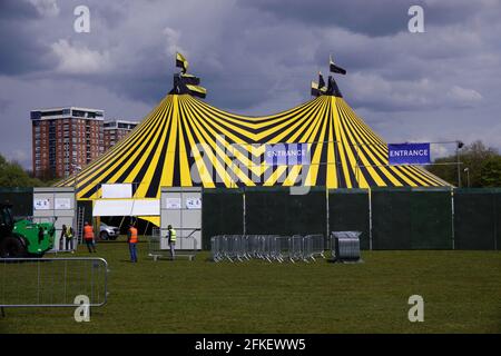 Liverpool, Großbritannien. Mai 2021. Die letzten Vorbereitungen für ein Live-Konzert im Sefton Park am 2. Mai laufen, bei dem das Publikum nicht sozial distanziert sein muss. Die Teilnehmer müssen vor der Einreise und live in der Liverpool City Region einen Coronavirus-Negativtest nachweisen. Forscher vor Ort werden die Bewegung und das Verhalten der 5,000 starken Ausverkaufs-Menge untersuchen. Nach der Veranstaltung werden sie auch aufgefordert, einen Test zu machen, da Minister und Wissenschaftler die Sicherheit von Außenbereichen für Massen von Menschen ohne Gesichtsmasken beurteilen wollen. Kredit: ken biggs/Alamy Live Nachrichten Stockfoto