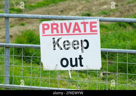 Privates Keep-Out-Schild an einem Farmtor im VEREINIGTES KÖNIGREICH Stockfoto