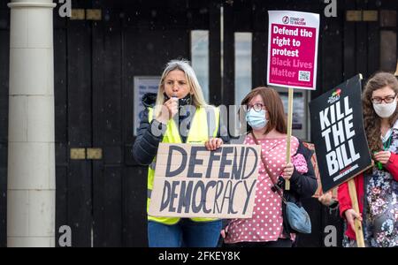 Eastbourne, East Sussex, Großbritannien. Mai 2021. Demonstranten versammeln sich, um die konservative Abgeordnete Caroline Ansell von Eastbourne gegen das umstrittene „Police Crime Sentencing and Courts Bill“ zu stimmen, das in dritter Lesung im Parlament in Kraft treten soll. Der Protest, einer von vielen im ganzen Land an diesem traditionellen 1. Mai, hat Vertreter von Challenge Racism, Extinction Rebellion und einer Reihe anderer lokaler Gruppen, die dann von Hyde Gardens zum Wish Tower Rasen am Meer marschierten, wo sie von einer Reihe von Rednern angesprochen wurden: Credit Newspics UK South/Alamy Live News Stockfoto