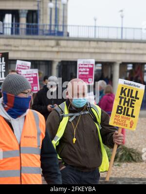Eastbourne, East Sussex, Großbritannien. Mai 2021. Demonstranten versammeln sich, um die konservative Abgeordnete Caroline Ansell von Eastbourne gegen das umstrittene „Police Crime Sentencing and Courts Bill“ zu stimmen, das in dritter Lesung im Parlament in Kraft treten soll. Der Protest, einer von vielen im ganzen Land an diesem traditionellen 1. Mai, hat Vertreter von Challenge Racism, Extinction Rebellion und einer Reihe anderer lokaler Gruppen, die dann von Hyde Gardens zum Wish Tower Rasen am Meer marschierten, wo sie von einer Reihe von Rednern angesprochen wurden: Credit Newspics UK South/Alamy Live News Stockfoto