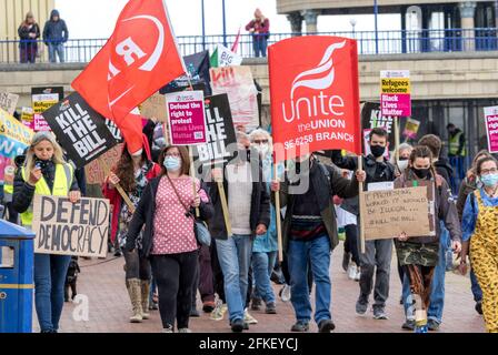 Eastbourne, East Sussex, Großbritannien. Mai 2021. Demonstranten versammeln sich, um die konservative Abgeordnete Caroline Ansell von Eastbourne gegen das umstrittene „Police Crime Sentencing and Courts Bill“ zu stimmen, das in dritter Lesung im Parlament in Kraft treten soll. Der Protest, einer von vielen im ganzen Land an diesem traditionellen 1. Mai, hat Vertreter von Challenge Racism, Extinction Rebellion und einer Reihe anderer lokaler Gruppen, die dann von Hyde Gardens zum Wish Tower Rasen am Meer marschierten, wo sie von einer Reihe von Rednern angesprochen wurden: Credit Newspics UK South/Alamy Live News Stockfoto