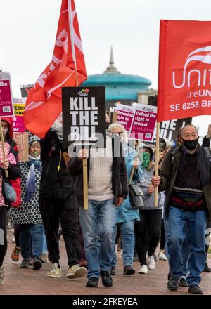 Eastbourne, East Sussex, Großbritannien. Mai 2021. Demonstranten versammeln sich, um die konservative Abgeordnete Caroline Ansell von Eastbourne gegen das umstrittene „Police Crime Sentencing and Courts Bill“ zu stimmen, das in dritter Lesung im Parlament in Kraft treten soll. Der Protest, einer von vielen im ganzen Land an diesem traditionellen 1. Mai, hat Vertreter von Challenge Racism, Extinction Rebellion und einer Reihe anderer lokaler Gruppen, die dann von Hyde Gardens zum Wish Tower Rasen am Meer marschierten, wo sie von einer Reihe von Rednern angesprochen wurden: Credit Newspics UK South/Alamy Live News Stockfoto