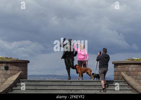 Morecambe Lancashire, Großbritannien. 1. Mai 2021. Besucher trotzen dem kühleren Bankfeiertag Samstag Wetter mit Wind bricht Mäntel bringen die Ordnung des Tages Kredit: PN News/Alamy Live News Stockfoto