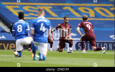 Brighton und Hove, England, 1. Mai 2021.die Spieler knieen, um Anti-Rassismus und Ungerechtigkeit vor dem Premier League-Spiel im AMEX Stadium, Brighton und Hove zu unterstützen. Bildnachweis sollte lauten: Paul Terry / Sportimage Kredit: Sportimage/Alamy Live News Stockfoto