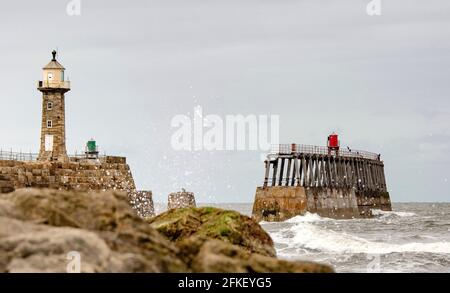 Whitby, eine Küstenstadt mit schrulligen Straßen, Geschäften, Abteiruinen, reicher Geschichte und gotischer Kultur. Stockfoto