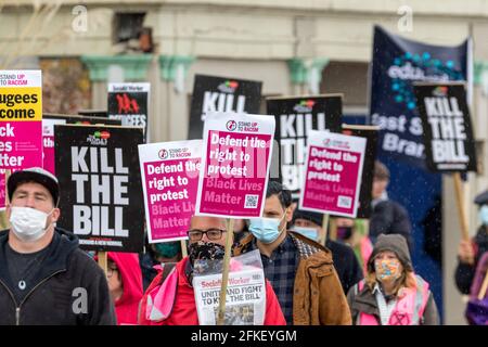 Eastbourne, East Sussex, Großbritannien. Mai 2021. Demonstranten versammeln sich, um die konservative Abgeordnete Caroline Ansell von Eastbourne gegen das umstrittene „Police Crime Sentencing and Courts Bill“ zu stimmen, das in dritter Lesung im Parlament in Kraft treten soll. Der Protest, einer von vielen im ganzen Land an diesem traditionellen 1. Mai, hat Vertreter von Challenge Racism, Extinction Rebellion und einer Reihe anderer lokaler Gruppen, die dann von Hyde Gardens zum Wish Tower Rasen am Meer marschierten, wo sie von einer Reihe von Rednern angesprochen wurden: Credit Newspics UK South/Alamy Live News Stockfoto