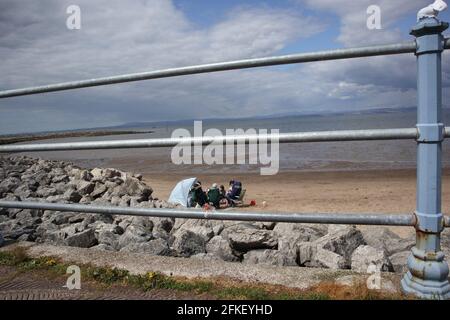 Morecambe Lancashire, Großbritannien. 1. Mai 2021. Besucher trotzen dem kühleren Bankfeiertag Samstag Wetter mit Wind bricht Mäntel bringen die Ordnung des Tages Kredit: PN News/Alamy Live News Stockfoto