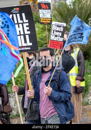 Eastbourne, East Sussex, Großbritannien. Mai 2021. Demonstranten versammeln sich, um die konservative Abgeordnete Caroline Ansell von Eastbourne gegen das umstrittene „Police Crime Sentencing and Courts Bill“ zu stimmen, das in dritter Lesung im Parlament in Kraft treten soll. Der Protest, einer von vielen im ganzen Land an diesem traditionellen 1. Mai, hat Vertreter von Challenge Racism, Extinction Rebellion und einer Reihe anderer lokaler Gruppen, die dann von Hyde Gardens zum Wish Tower Rasen am Meer marschierten, wo sie von einer Reihe von Rednern angesprochen wurden: Credit Newspics UK South/Alamy Live News Stockfoto