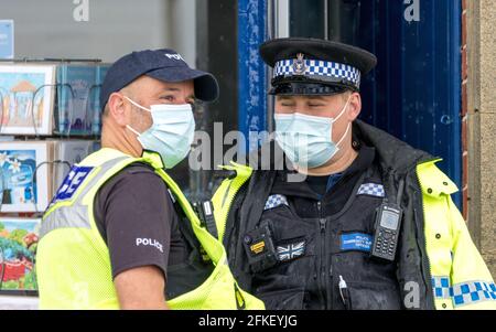 Eastbourne, East Sussex, Großbritannien. Mai 2021. Demonstranten versammeln sich, um die konservative Abgeordnete Caroline Ansell von Eastbourne gegen das umstrittene „Police Crime Sentencing and Courts Bill“ zu stimmen, das in dritter Lesung im Parlament in Kraft treten soll. Der Protest, einer von vielen im ganzen Land an diesem traditionellen 1. Mai, hat Vertreter von Challenge Racism, Extinction Rebellion und einer Reihe anderer lokaler Gruppen, die dann von Hyde Gardens zum Wish Tower Rasen am Meer marschierten, wo sie von einer Reihe von Rednern angesprochen wurden: Credit Newspics UK South/Alamy Live News Stockfoto