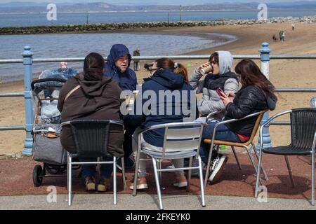 Morecambe Lancashire, Großbritannien. 1. Mai 2021. Besucher trotzen dem kühleren Bankfeiertag Samstag Wetter mit Wind bricht Mäntel bringen die Ordnung des Tages Kredit: PN News/Alamy Live News Stockfoto