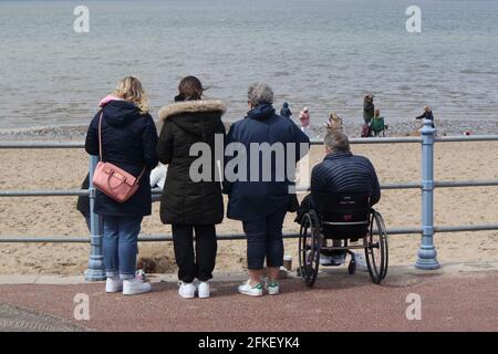 Morecambe Lancashire, Großbritannien. 1. Mai 2021. Besucher trotzen dem kühleren Bankfeiertag Samstag Wetter mit Wind bricht Mäntel bringen die Ordnung des Tages Kredit: PN News/Alamy Live News Stockfoto