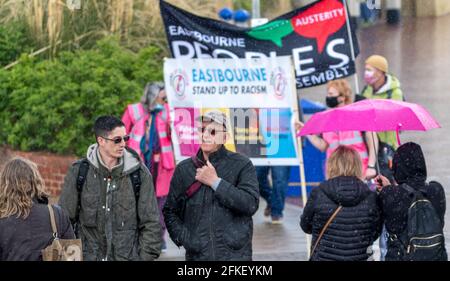 Eastbourne, East Sussex, Großbritannien. Mai 2021. Demonstranten versammeln sich, um die konservative Abgeordnete Caroline Ansell von Eastbourne gegen das umstrittene „Police Crime Sentencing and Courts Bill“ zu stimmen, das in dritter Lesung im Parlament in Kraft treten soll. Der Protest, einer von vielen im ganzen Land an diesem traditionellen 1. Mai, hat Vertreter von Challenge Racism, Extinction Rebellion und einer Reihe anderer lokaler Gruppen, die dann von Hyde Gardens zum Wish Tower Rasen am Meer marschierten, wo sie von einer Reihe von Rednern angesprochen wurden: Credit Newspics UK South/Alamy Live News Stockfoto