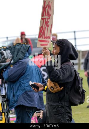 Eastbourne, East Sussex, Großbritannien. Mai 2021. Demonstranten versammeln sich, um die konservative Abgeordnete Caroline Ansell von Eastbourne gegen das umstrittene „Police Crime Sentencing and Courts Bill“ zu stimmen, das in dritter Lesung im Parlament in Kraft treten soll. Der Protest, einer von vielen im ganzen Land an diesem traditionellen 1. Mai, hat Vertreter von Challenge Racism, Extinction Rebellion und einer Reihe anderer lokaler Gruppen, die dann von Hyde Gardens zum Wish Tower Rasen am Meer marschierten, wo sie von einer Reihe von Rednern angesprochen wurden: Credit Newspics UK South/Alamy Live News Stockfoto