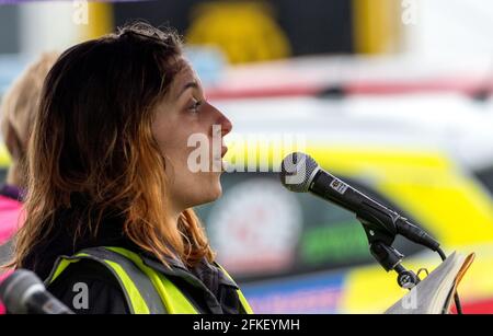 Eastbourne, East Sussex, Großbritannien. Mai 2021. Demonstranten versammeln sich, um die konservative Abgeordnete Caroline Ansell von Eastbourne gegen das umstrittene „Police Crime Sentencing and Courts Bill“ zu stimmen, das in dritter Lesung im Parlament in Kraft treten soll. Der Protest, einer von vielen im ganzen Land an diesem traditionellen 1. Mai, hat Vertreter von Challenge Racism, Extinction Rebellion und einer Reihe anderer lokaler Gruppen, die dann von Hyde Gardens zum Wish Tower Rasen am Meer marschierten, wo sie von einer Reihe von Rednern angesprochen wurden: Credit Newspics UK South/Alamy Live News Stockfoto