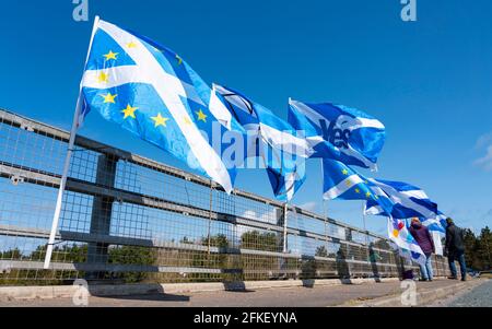 Lamberton, Scottish Borders, Schottland, Großbritannien. Mai 2021. Pro Scottish Independence Anhänger befestigen Flaggen und Schilder an Brücken über die Autobahn A1 und winken den vorbeifahrenden Autofahrern heute zu. Iain Masterton/Alamy Live News Stockfoto