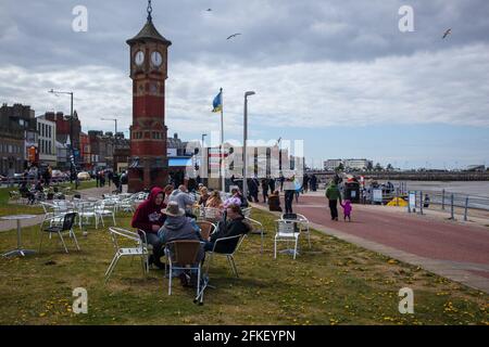 Morecambe Lancashire, Großbritannien. 1. Mai 2021. Besucher trotzen dem kühleren Bankfeiertag Samstag Wetter mit Wind bricht Mäntel bringen die Ordnung des Tages Kredit: PN News/Alamy Live News Stockfoto