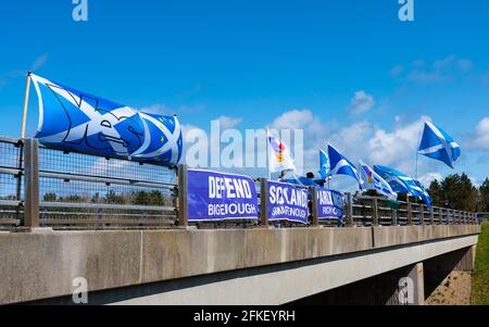 Lamberton, Scottish Borders, Schottland, Großbritannien. Mai 2021. Pro Scottish Independence Anhänger befestigen Flaggen und Schilder an Brücken über die Autobahn A1 und winken den vorbeifahrenden Autofahrern heute zu. Iain Masterton/Alamy Live News Stockfoto