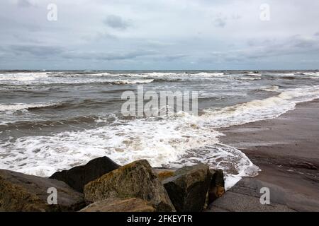 Whitby, eine Küstenstadt mit schrulligen Straßen, Geschäften, Abteiruinen, reicher Geschichte und gotischer Kultur. Stockfoto