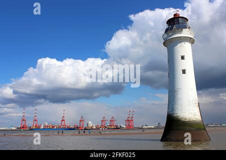 New Brighton Lighthouse mit Blick über den Fluss Mersey Liverpool Docks und Liverpool2 Containerkrane Stockfoto