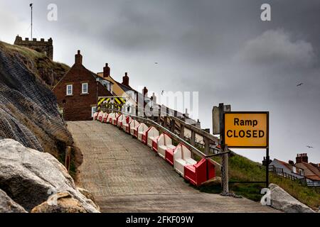 Whitby, eine Küstenstadt mit schrulligen Straßen, Geschäften, Abteiruinen, reicher Geschichte und gotischer Kultur. Stockfoto