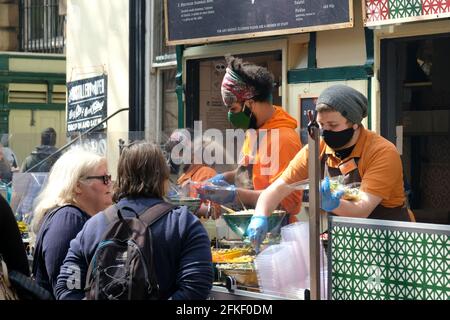 Bristol, Großbritannien. Mai 2021. Sonniger Tag in Bristol, an dem die Menschen nach monatelanger Sperrung zum St. Nicholkmarkt auf der Corn Street zurückkehren. Kredit: JMF Nachrichten/Alamy Live Nachrichten Stockfoto