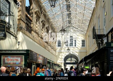 Bristol, Großbritannien. Mai 2021. Sonniger Tag in Bristol, an dem die Menschen nach monatelanger Sperrung zum St. Nicholkmarkt auf der Corn Street zurückkehren. Kredit: JMF Nachrichten/Alamy Live Nachrichten Stockfoto