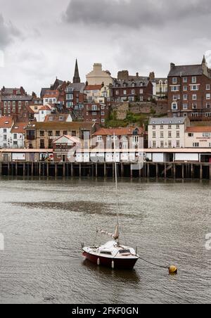 Whitby, eine Küstenstadt mit schrulligen Straßen, Geschäften, Abteiruinen, reicher Geschichte und gotischer Kultur. Stockfoto